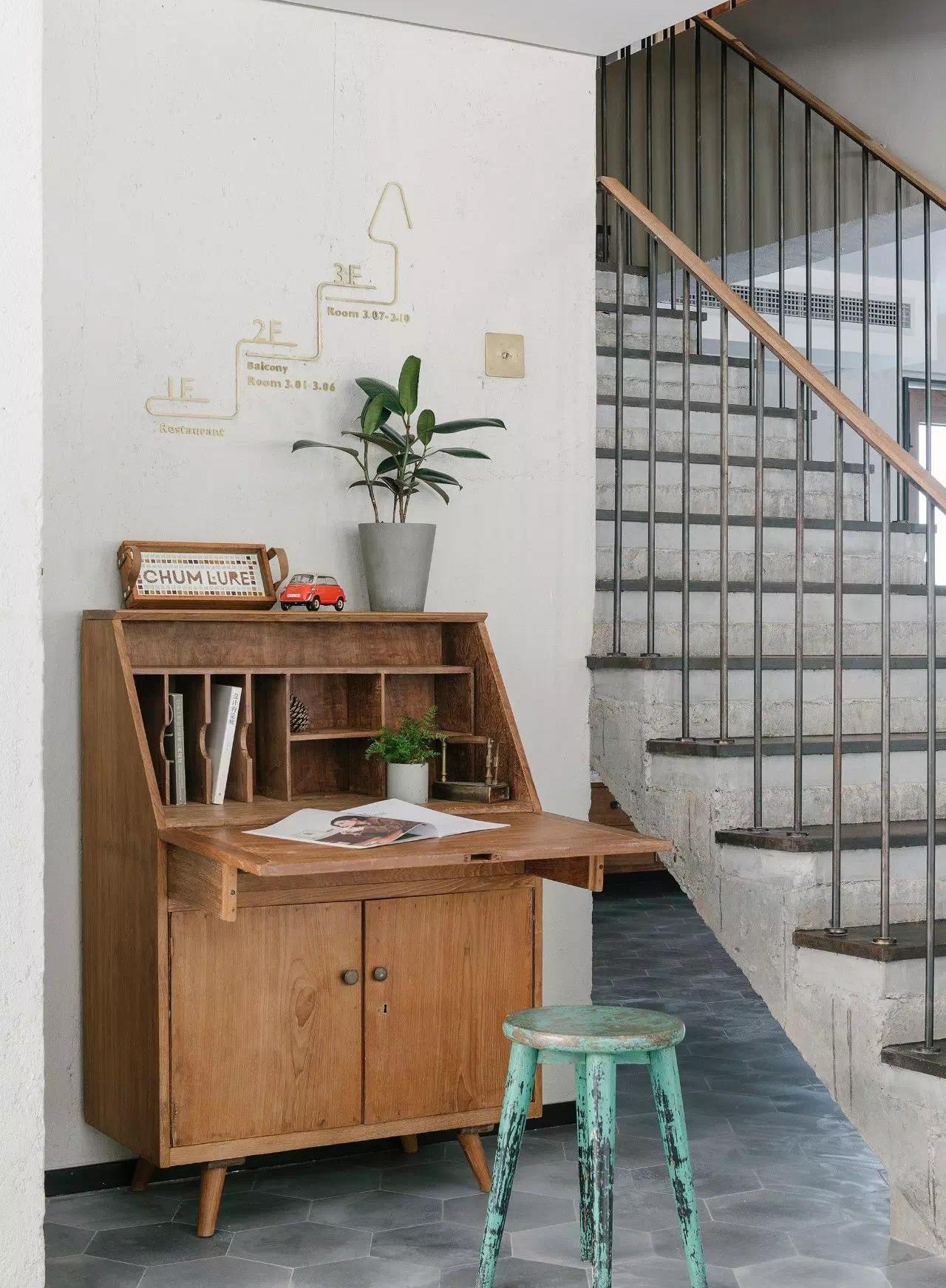 Tall dining corner with wood furniture and relaxed hospitality styling